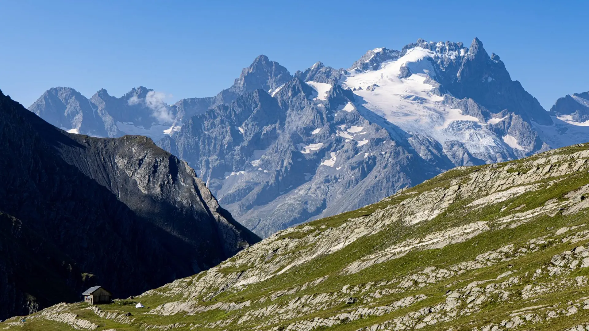 Refuge du Goléon avec la Meije en fond