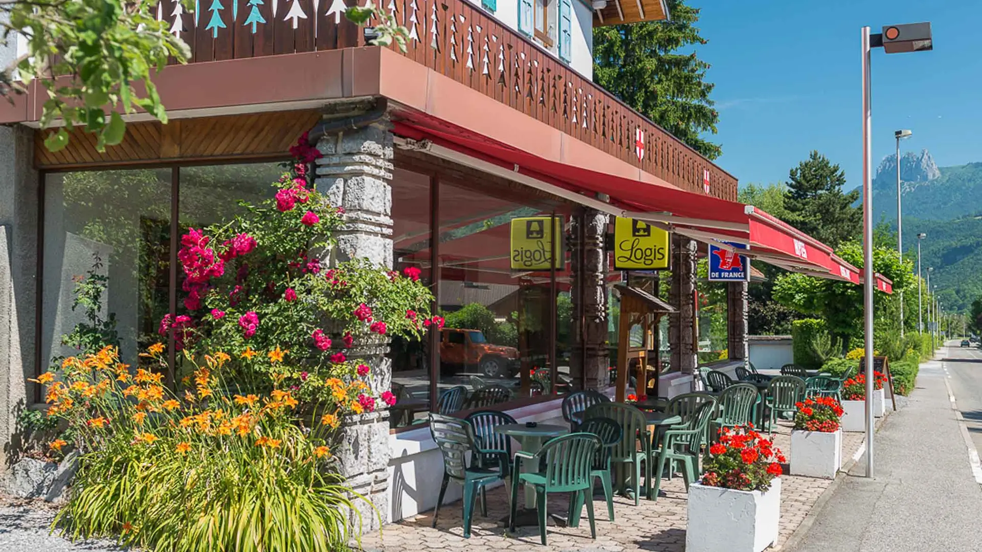 terrasse donnant sur la rue