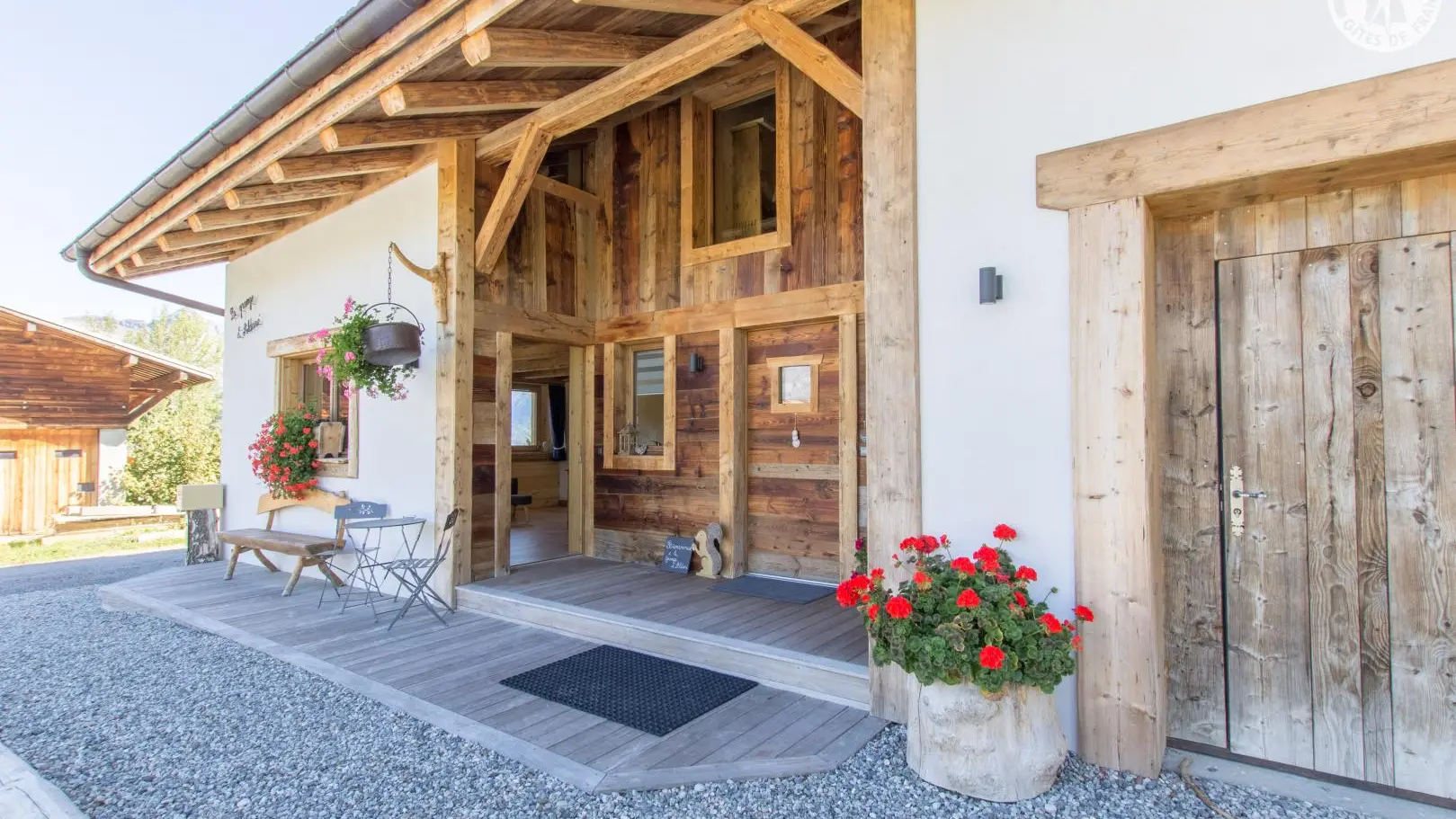 Entrée du gîte (porte ouverte à gauche)