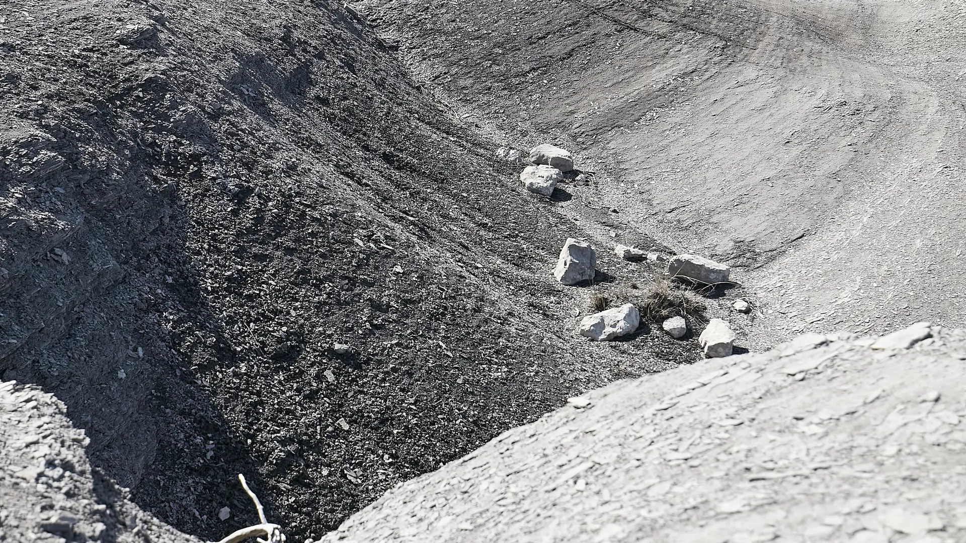 Sentier balisé dans les Terres Noires