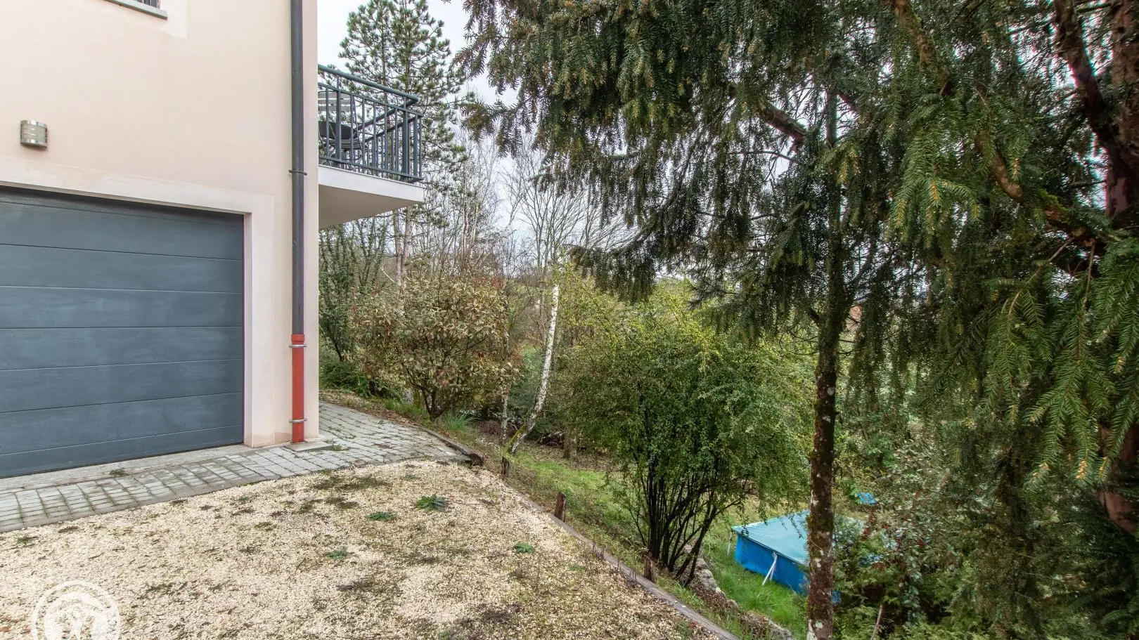 Accès vers la terrasse et la petite piscine pour enfants (avant enrobé)