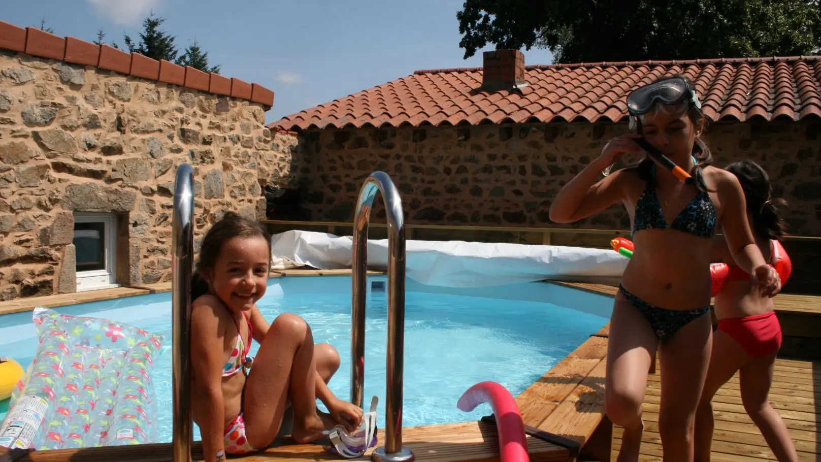 La piscine dans la cour du gîte.