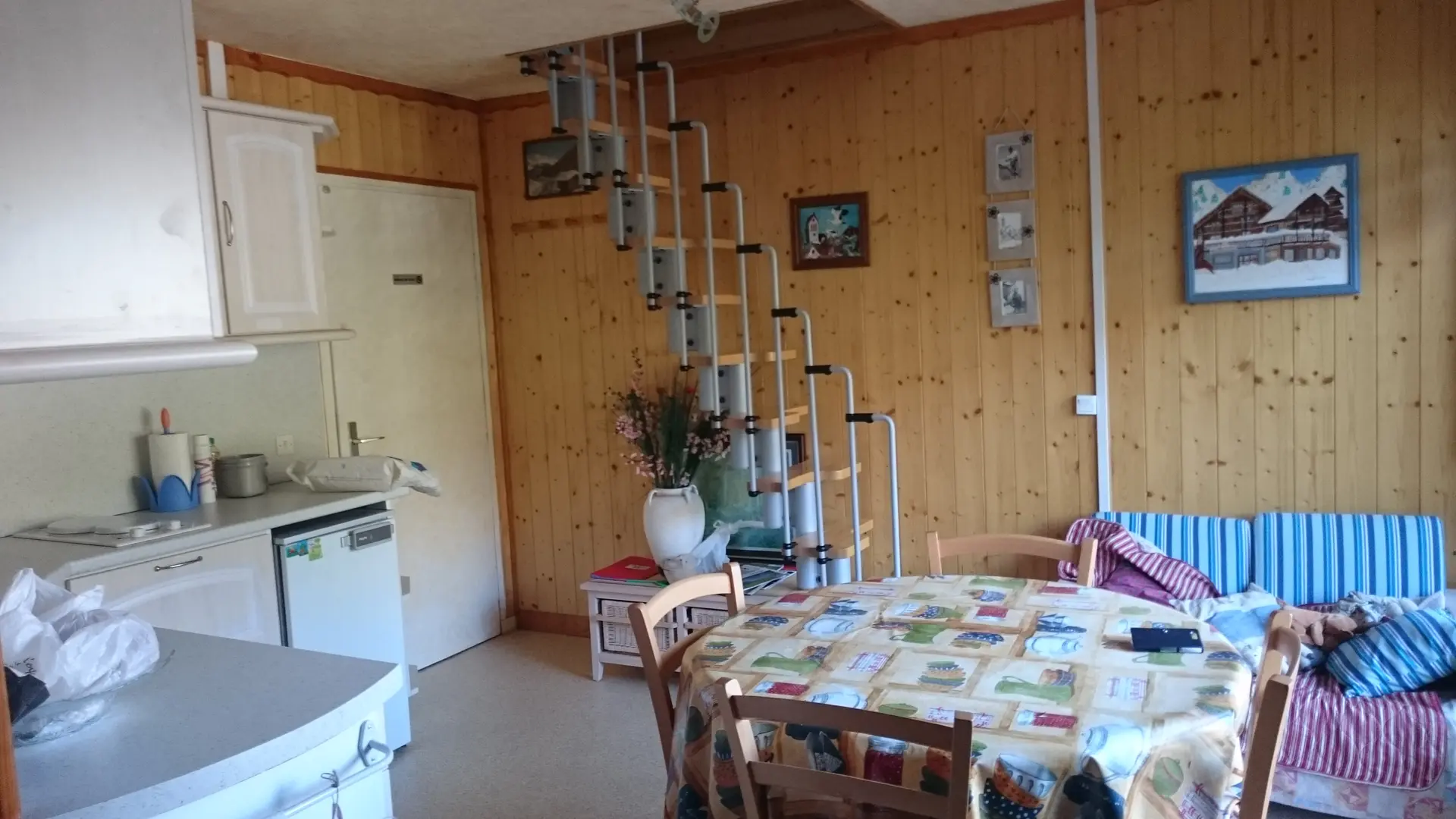 Salon, salle à manger et accès mezzanine