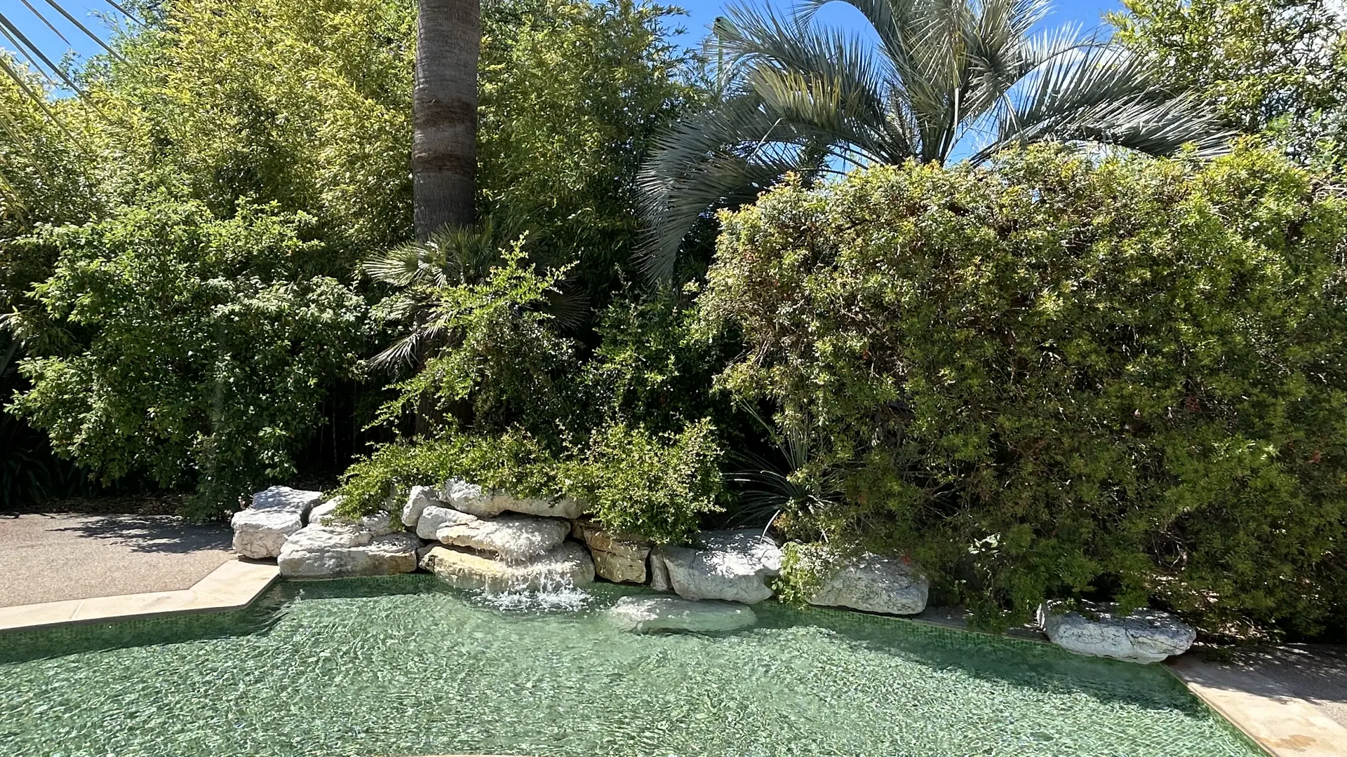 Piscine lagon commune avec cascade et pataugeoire