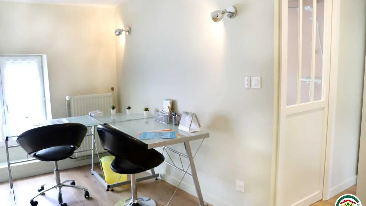 2eme niveau : espace bureau - télétravail, indépendant et au calme. Jeux de société.