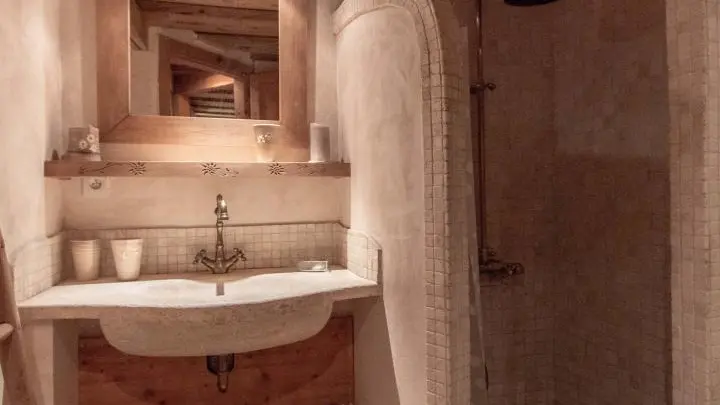 Salle d'eau avec sanitaires