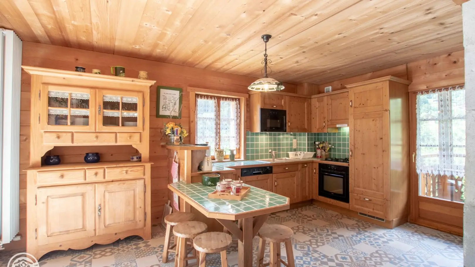 La cuisine bien équipée avec accès direct sur la terrasse.