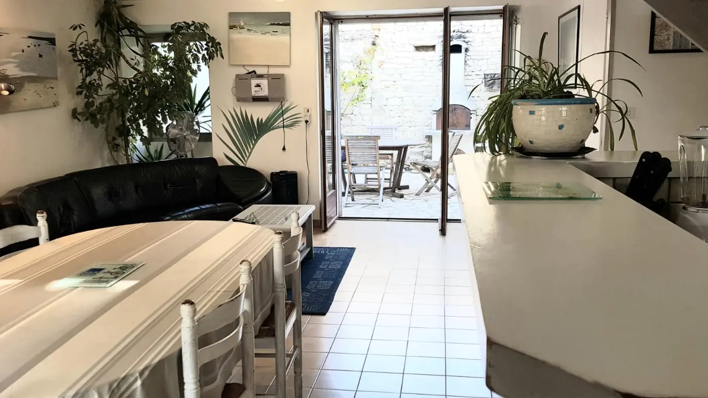 Dining room, view patio