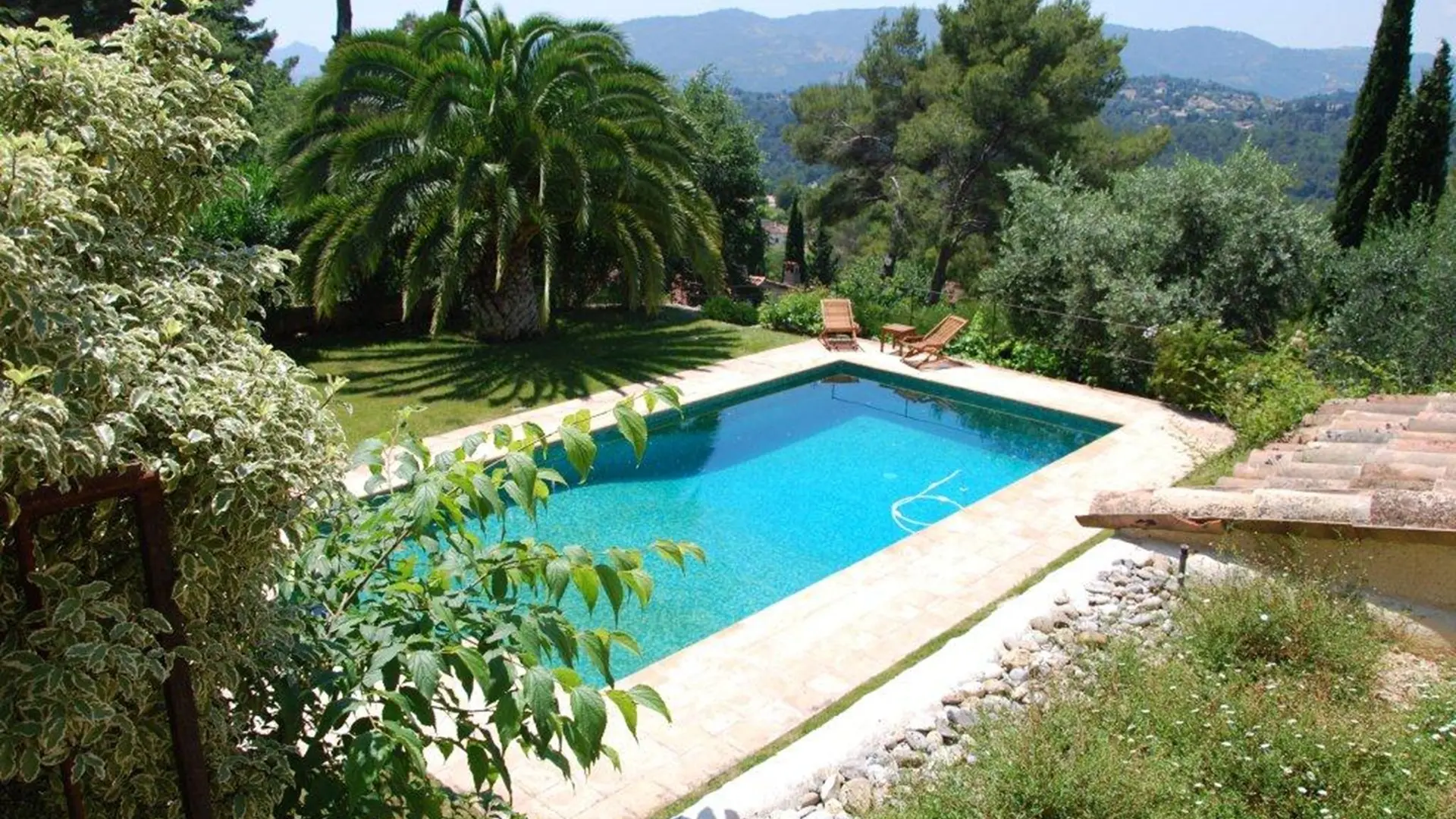 Piscine location meublée Mr et Mme Lerda à Mougins