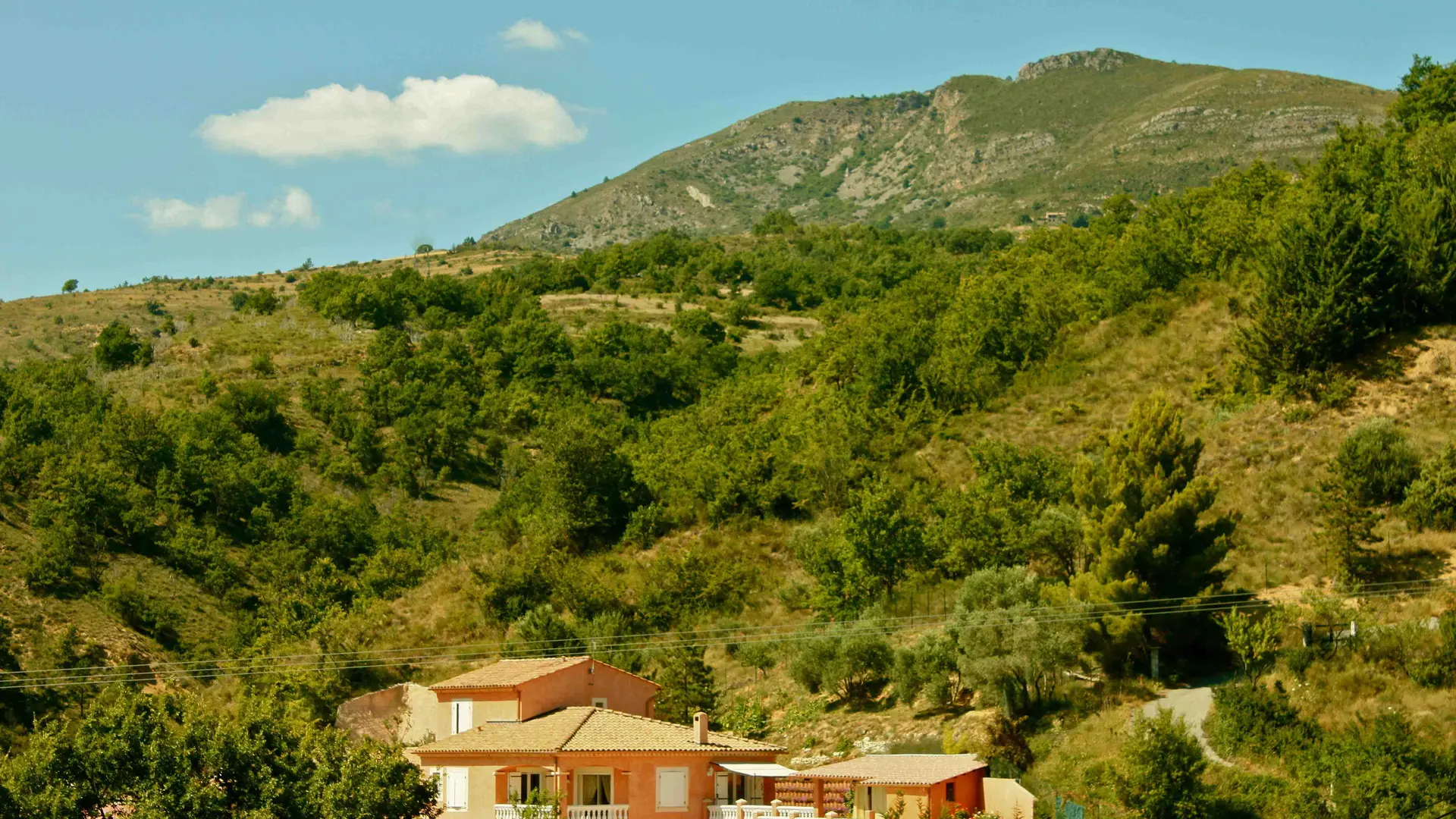 Vue de la maison et de la montagne environnante