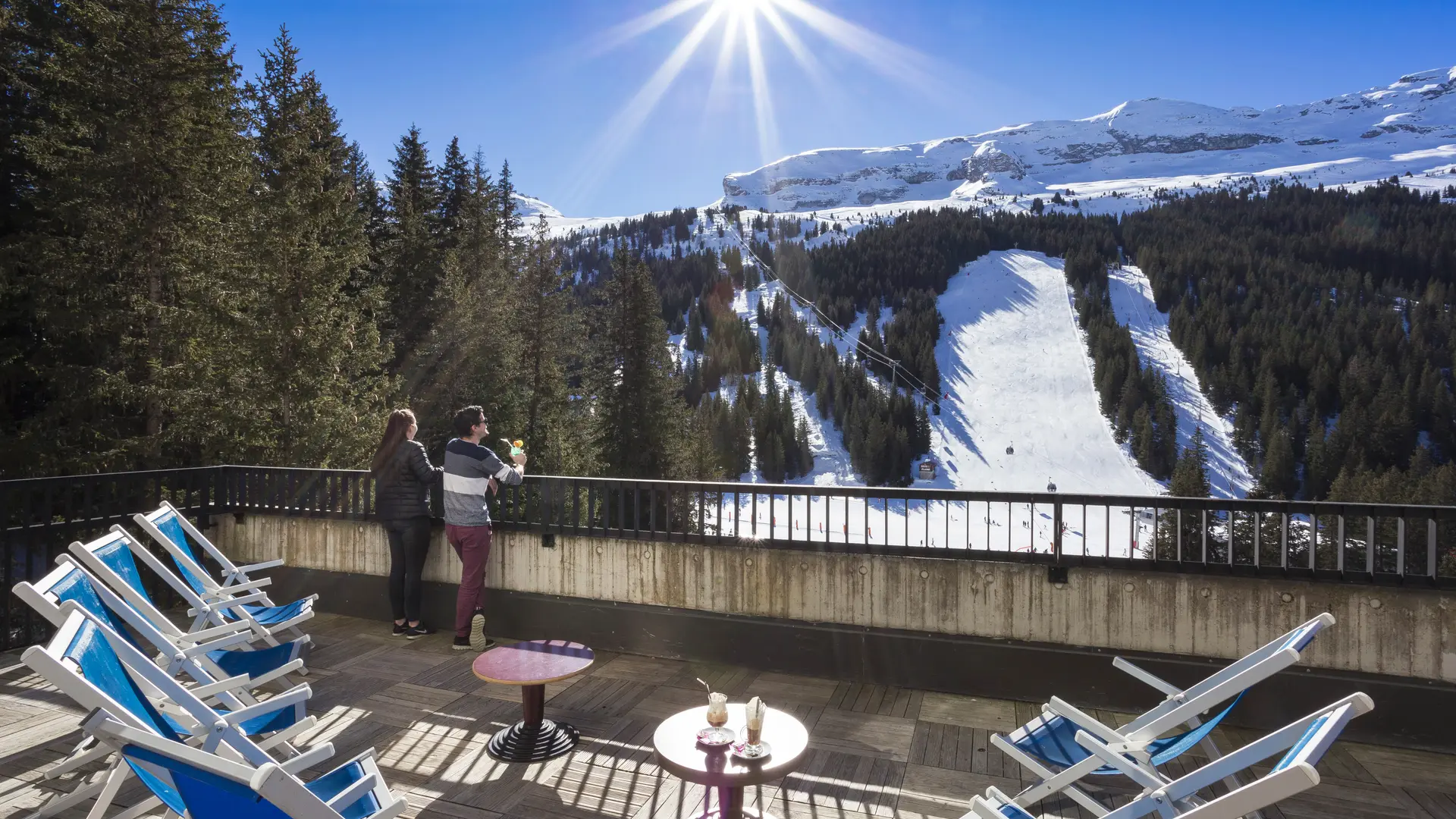 Vue panoramique sur le domaine skiable depuis la terrasse