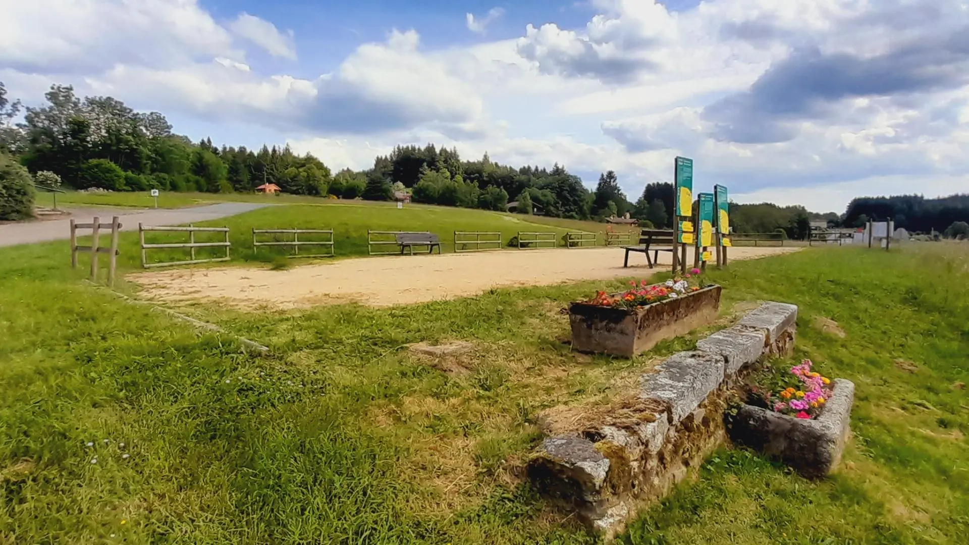 Le terrain de pétanque à proximité immédiate de La Bourbonnière. Gîte La Bourbonnière Allier Auvergne