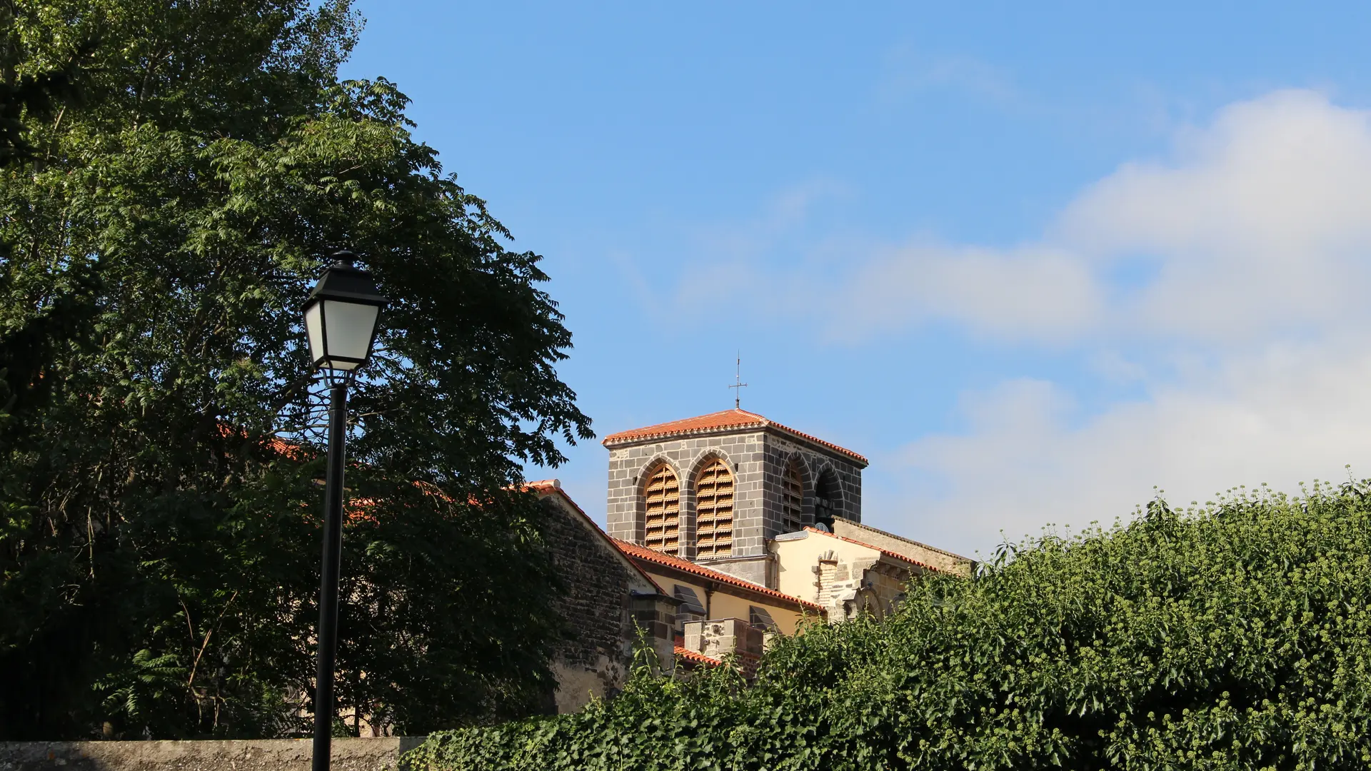 vue clocher abbaye - Mozac