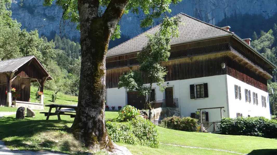 La propriété : la maison et ses dépendances (lavoir, bergerie, remise à bois)
