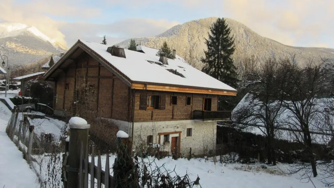 Le gîte se trouve sur la partie basse (en pierre)