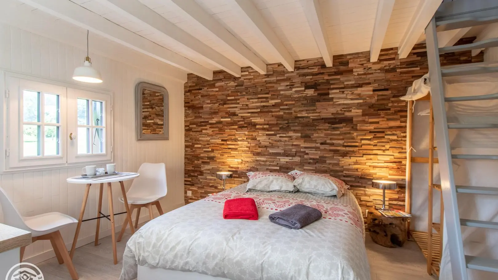 Au rez-de-chaussée : chambre, salle d'eau et cuisine