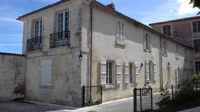 Eingangshof und privater Parkplatz