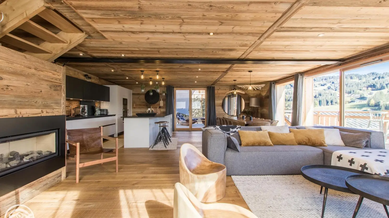 Salon spacieux avec vue panoramique sur les pistes