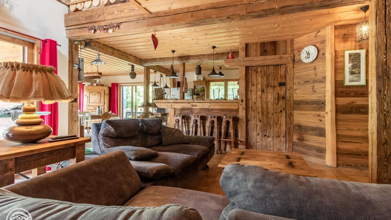 salon, vue sur le bar