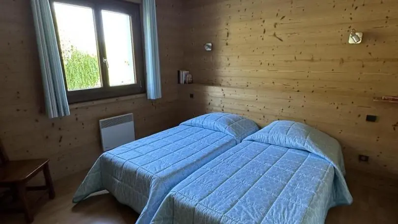chambre 2 à l'ouest avec vue sur le terrain de jeux et la campagne