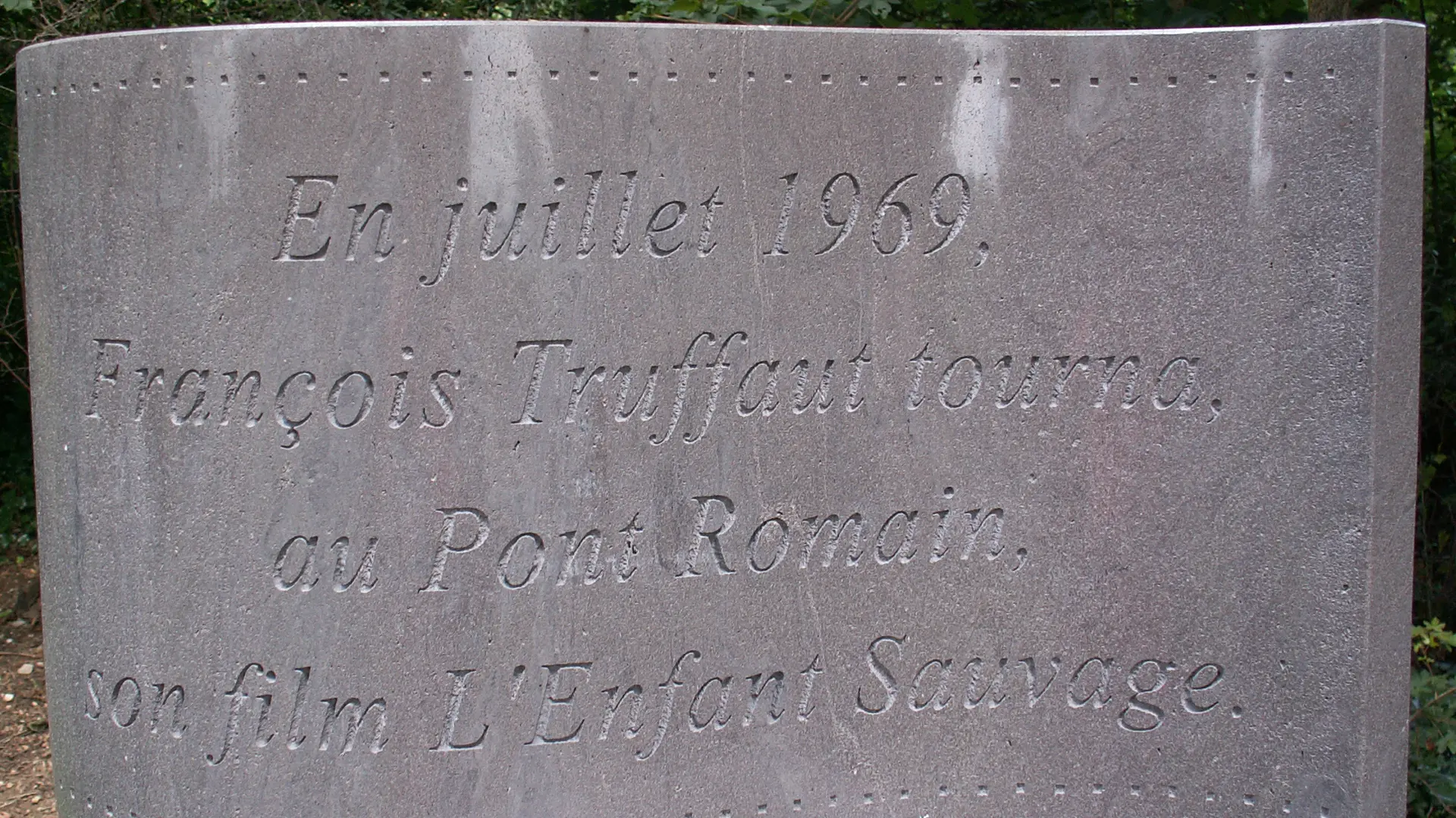 plaque commémorative du film l'enfant sauvage de François Truffaud