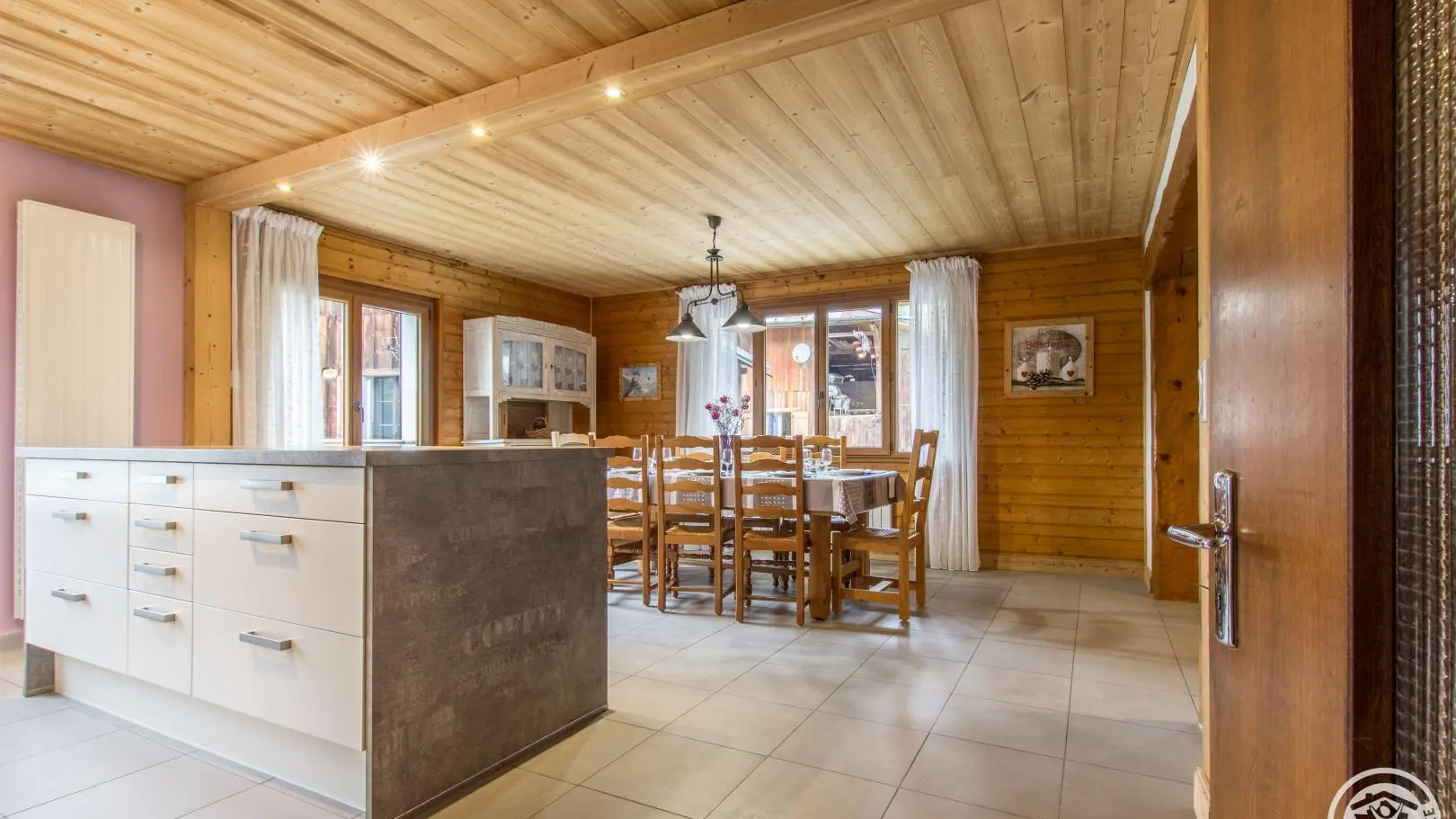 Cuisine ouverte sur salle à manger