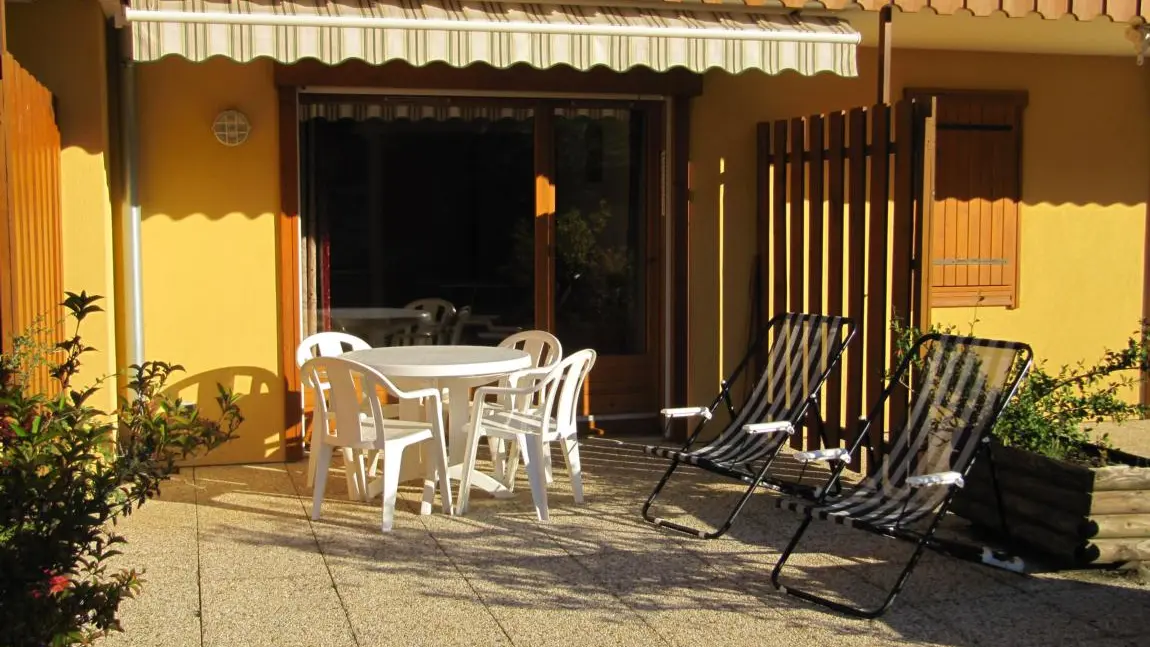 Vue sur la terrasse depuis le jardin