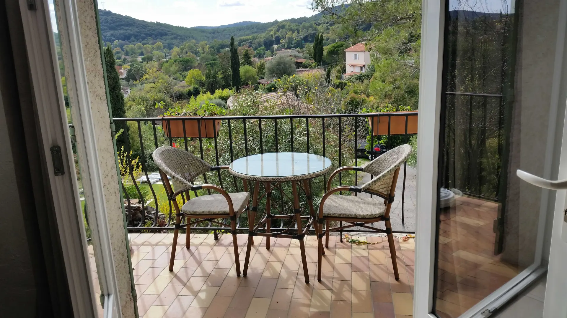 Gîtes des Campons-Balcon séjour-La Colle sur Loup-Gîtes de France Alpes-Maritimes.