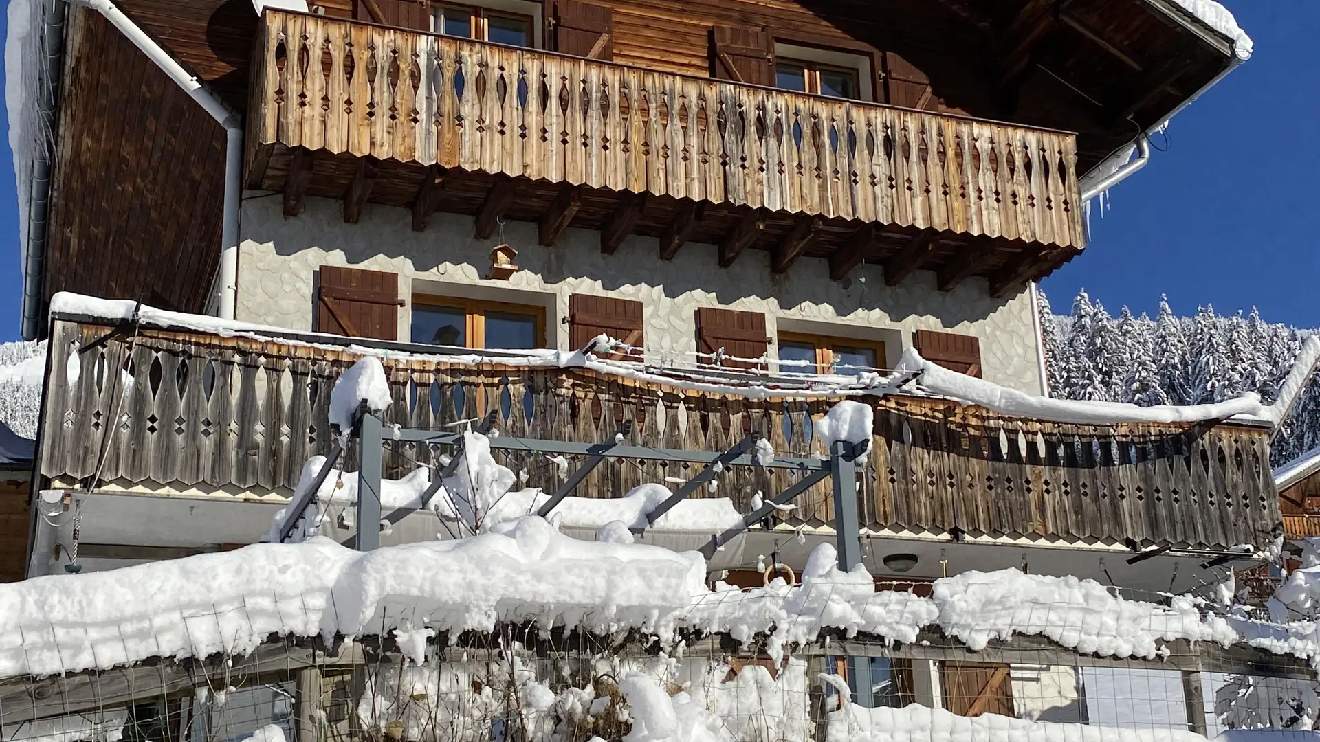 Façade du chalet en hiver