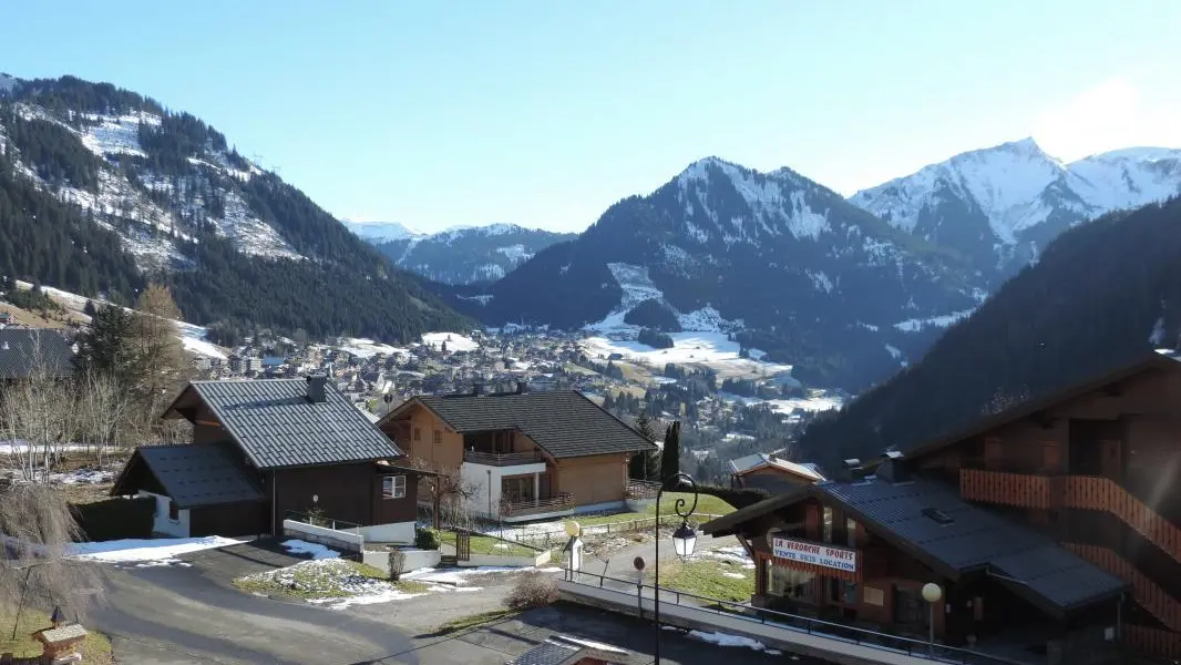 Vue depuis le balcon sur le village et les montagnes