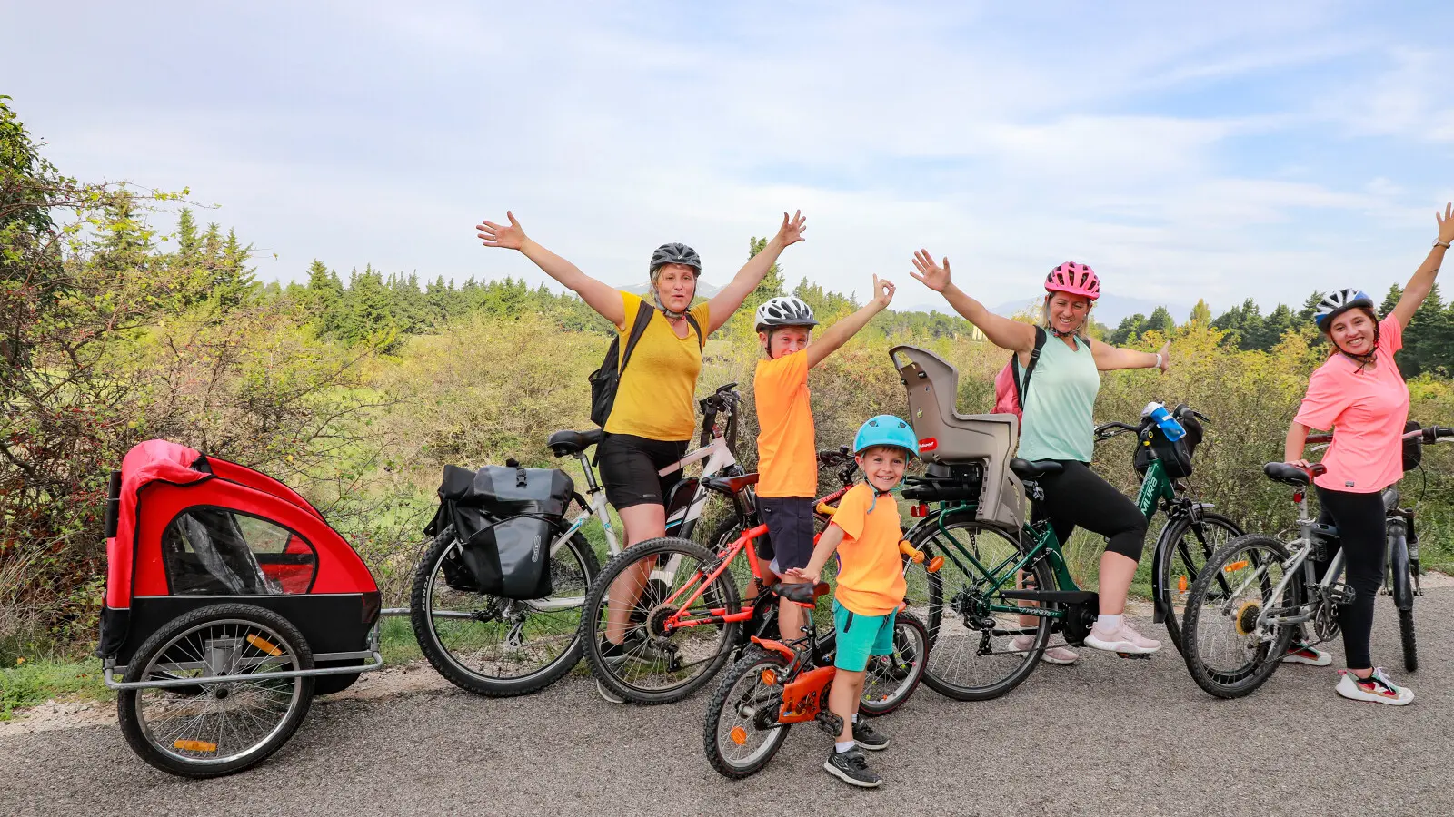 Famille à vélo Vaucluse Via Venaissia