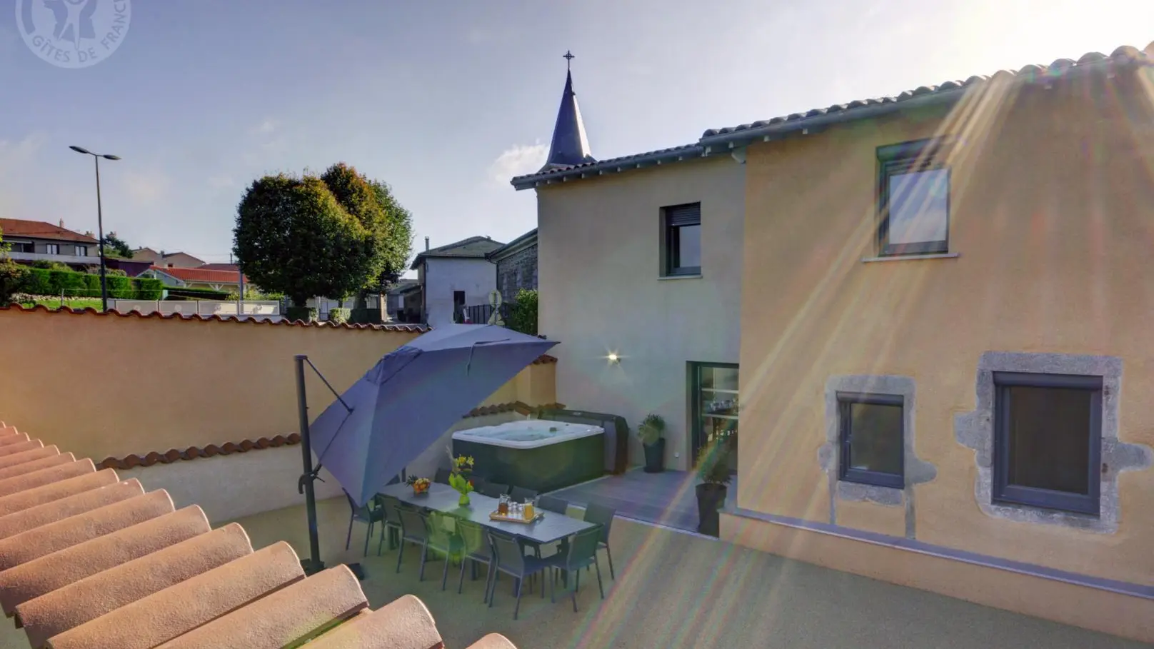 Grande terrasse avec jacuzzi
