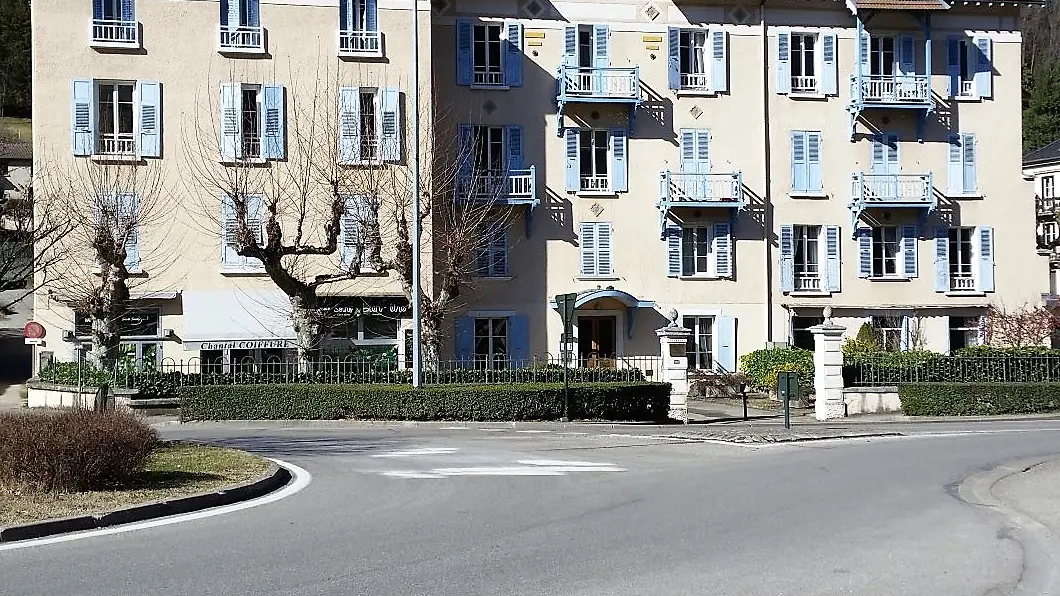 Façade de l'immeuble, anciennement Hôtel des Alpes.