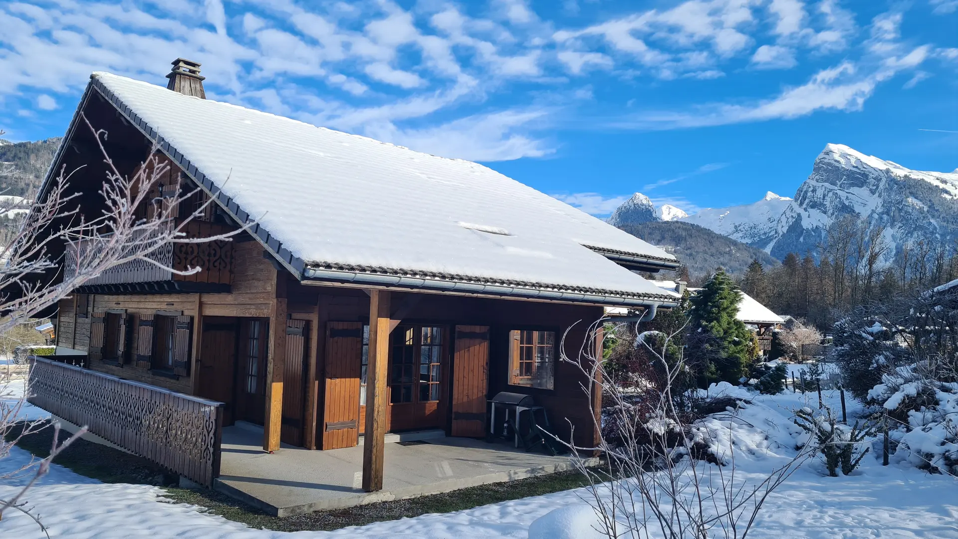 chalet sous la neige