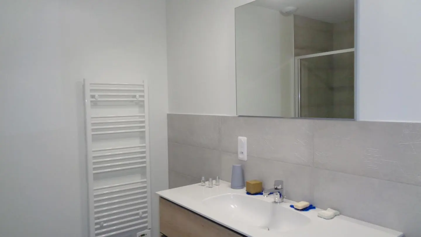 Salle d'eau. Adaptée PMR.