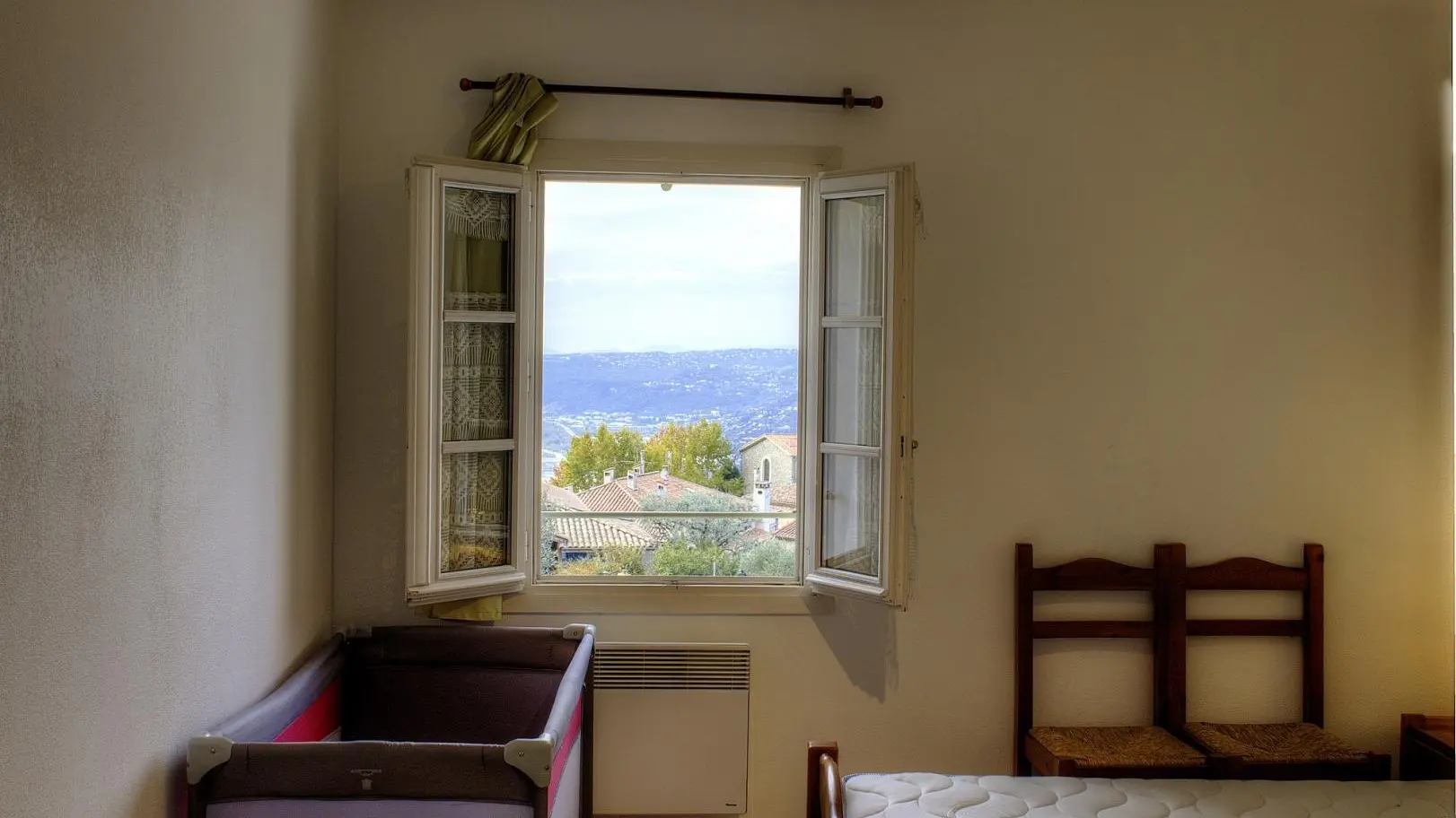 Gîte N°2 Espace des Oliviers-Chambre 3 / Lit parapluie-Castagniers-Gîtes de France des Alpes-Maritimes