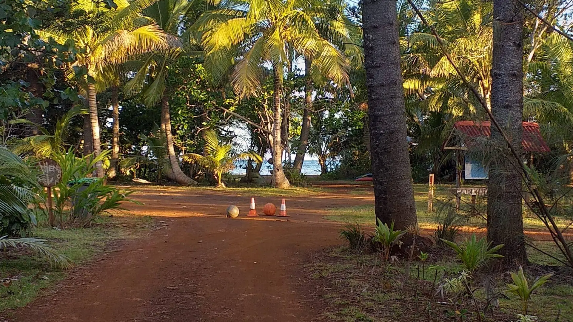 Bienvenue au Camping de Port-Boisé, pour un séjour détente, entre terre ocre, sable noir et argenté, et végétation typique de la région !