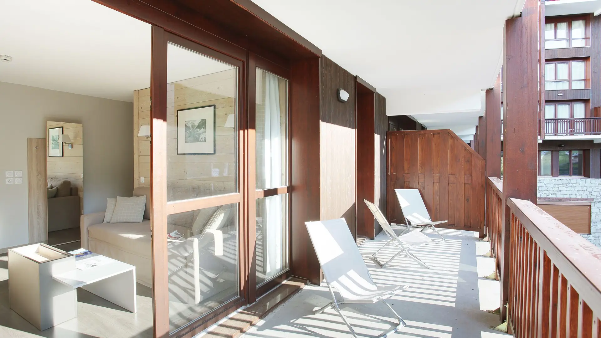 Vue depuis le balcon vers l'intérieur de l'appartement