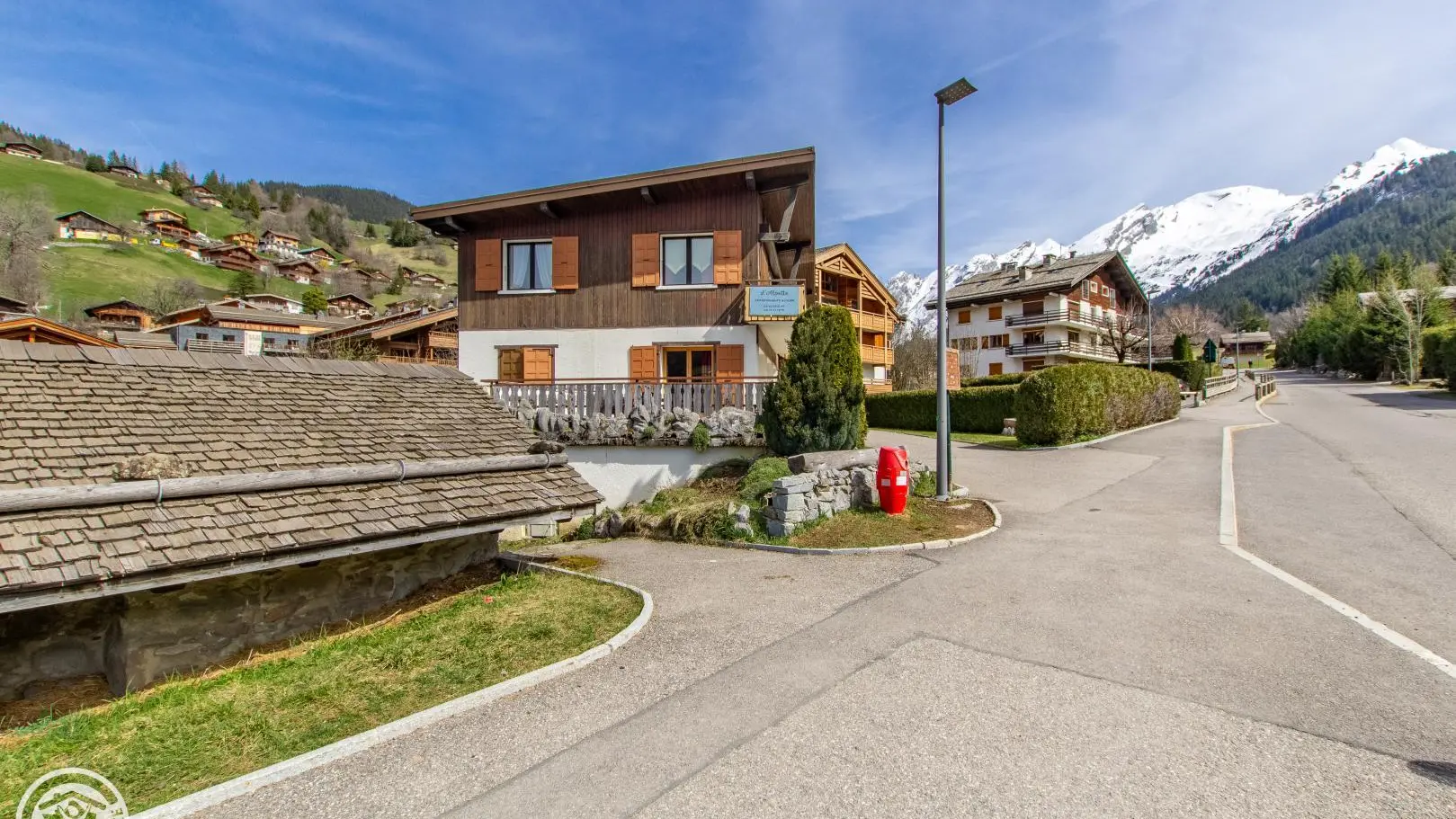 Accès piéton pour le village (1ers commerces à 100 mètres)