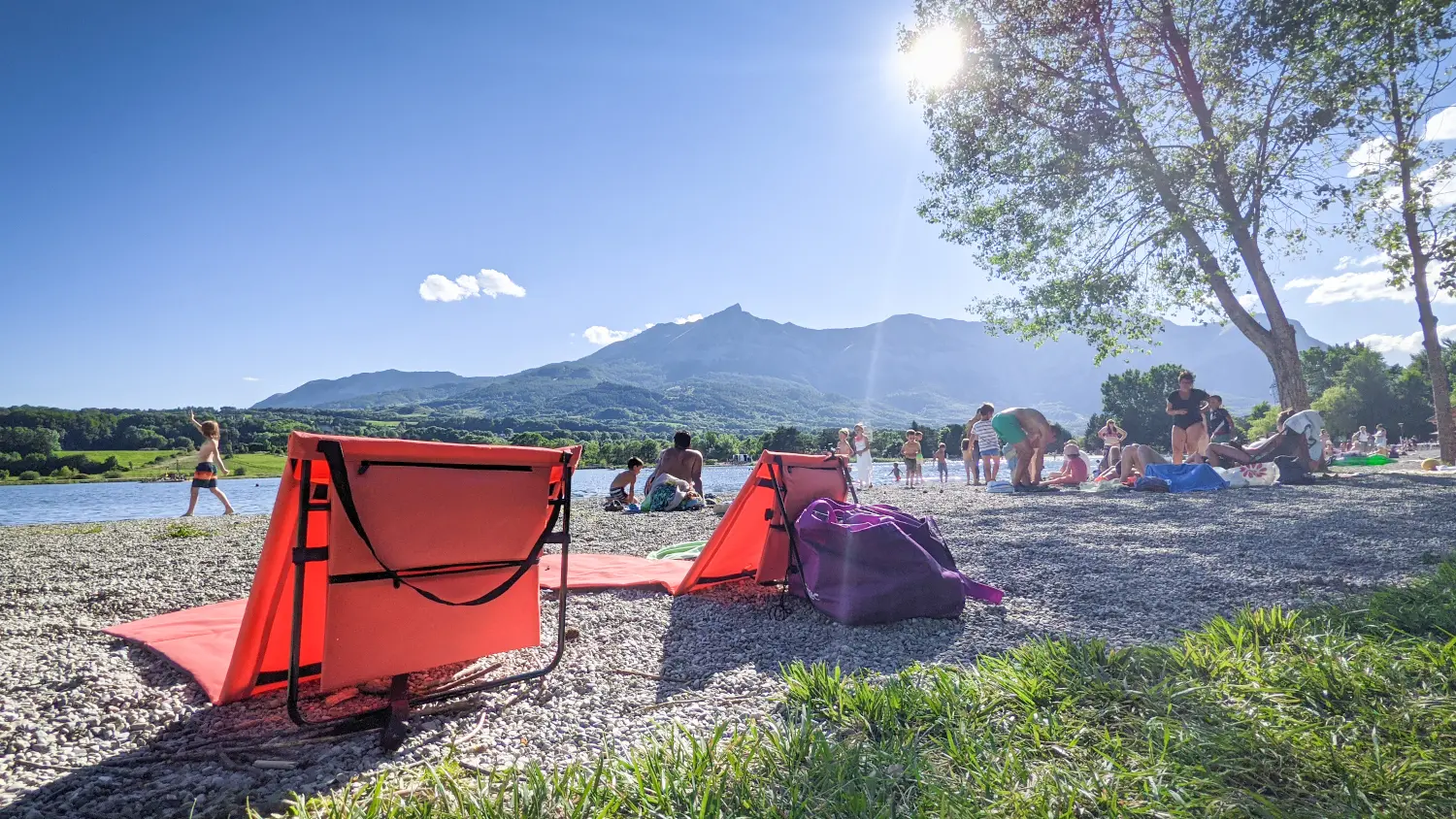 Plage surveillée, aires de pique-nique et sieste au plan d'eau du Champsaur