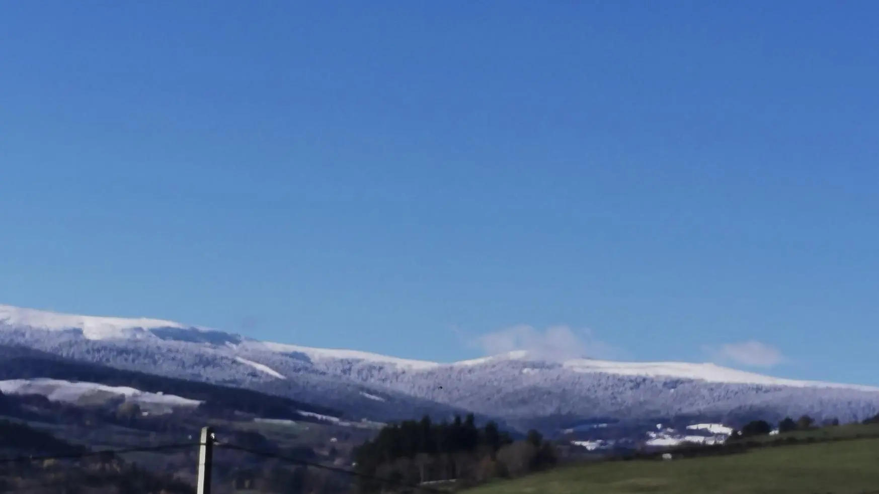 vue  sur la Station de Chalmazel située à 15 minutes du Gite, navette possible...quel bonheur de se laiiser conduire skis chaussés aux pieds des pistes..
