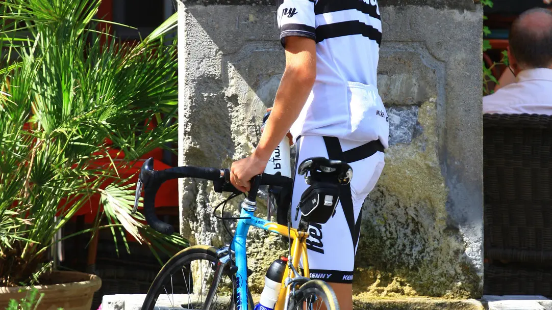 Cycliste à la fontaine de Malaucène