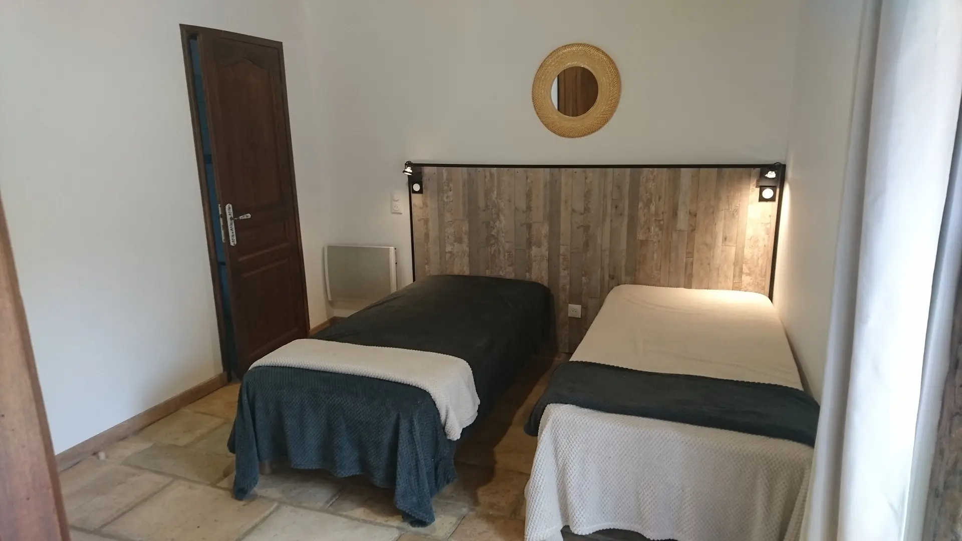 Ch. rez-de-chaussée 2x 0.90
salle de bain attenante ch1