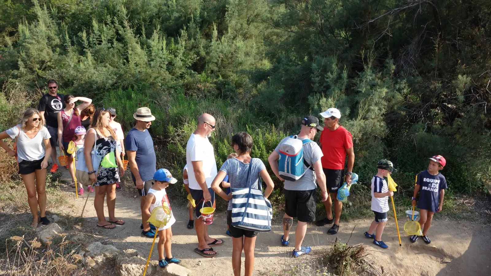 la petite troupe suit le sentier du littoral