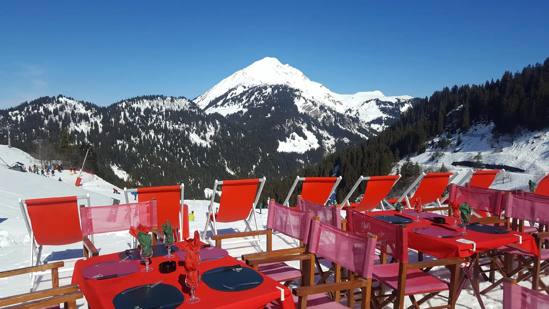 La terrasse face aux montagnes