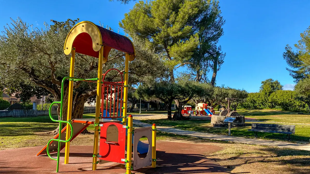 Aire de jeux pour les enfants au Jardin des Oliviers à La Londe les Maures