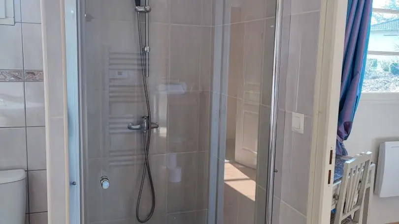 salle de bain de la chambre delphinium,composée d une douche a l 'italienne,vasque et WC.