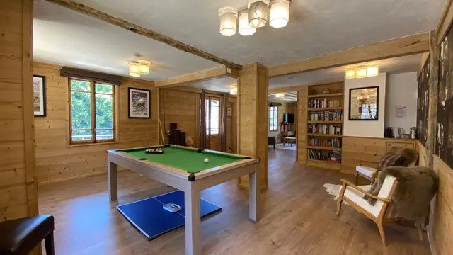 Salle de jeux avec bibliothèque