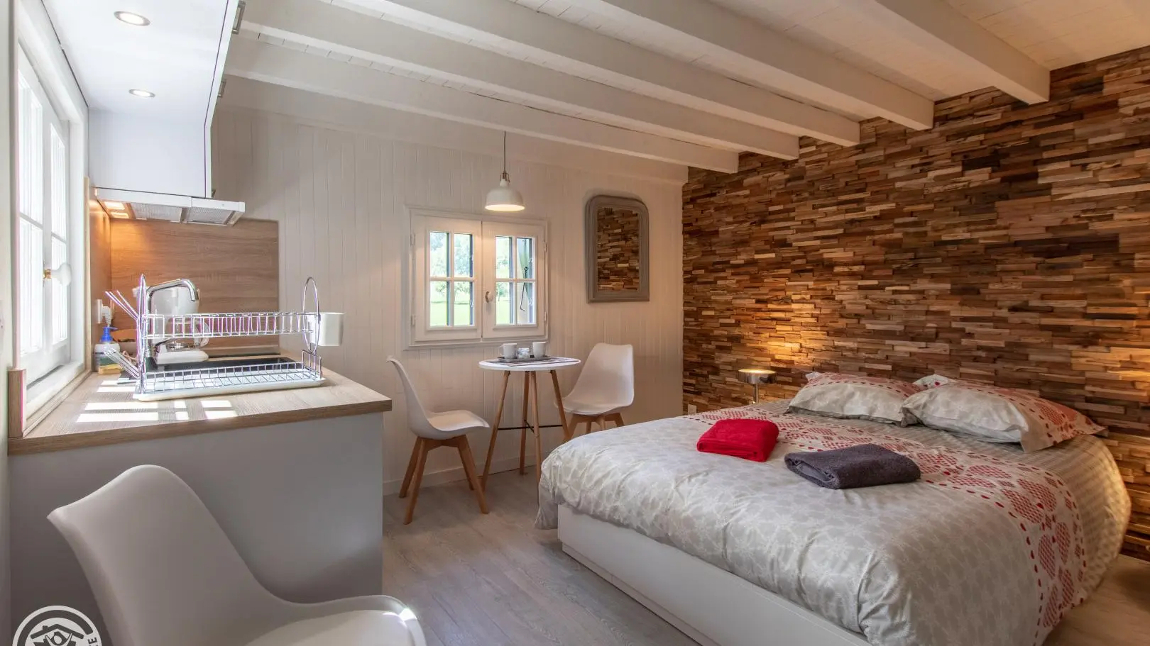 Cuisine, coin repas et chambre