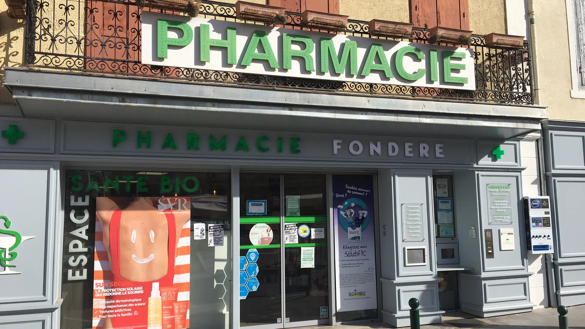 La devanture ensoleillée de la pharmacie